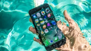 Mehr über den Artikel erfahren iPhone ins Wasser gefallen – Was tun?